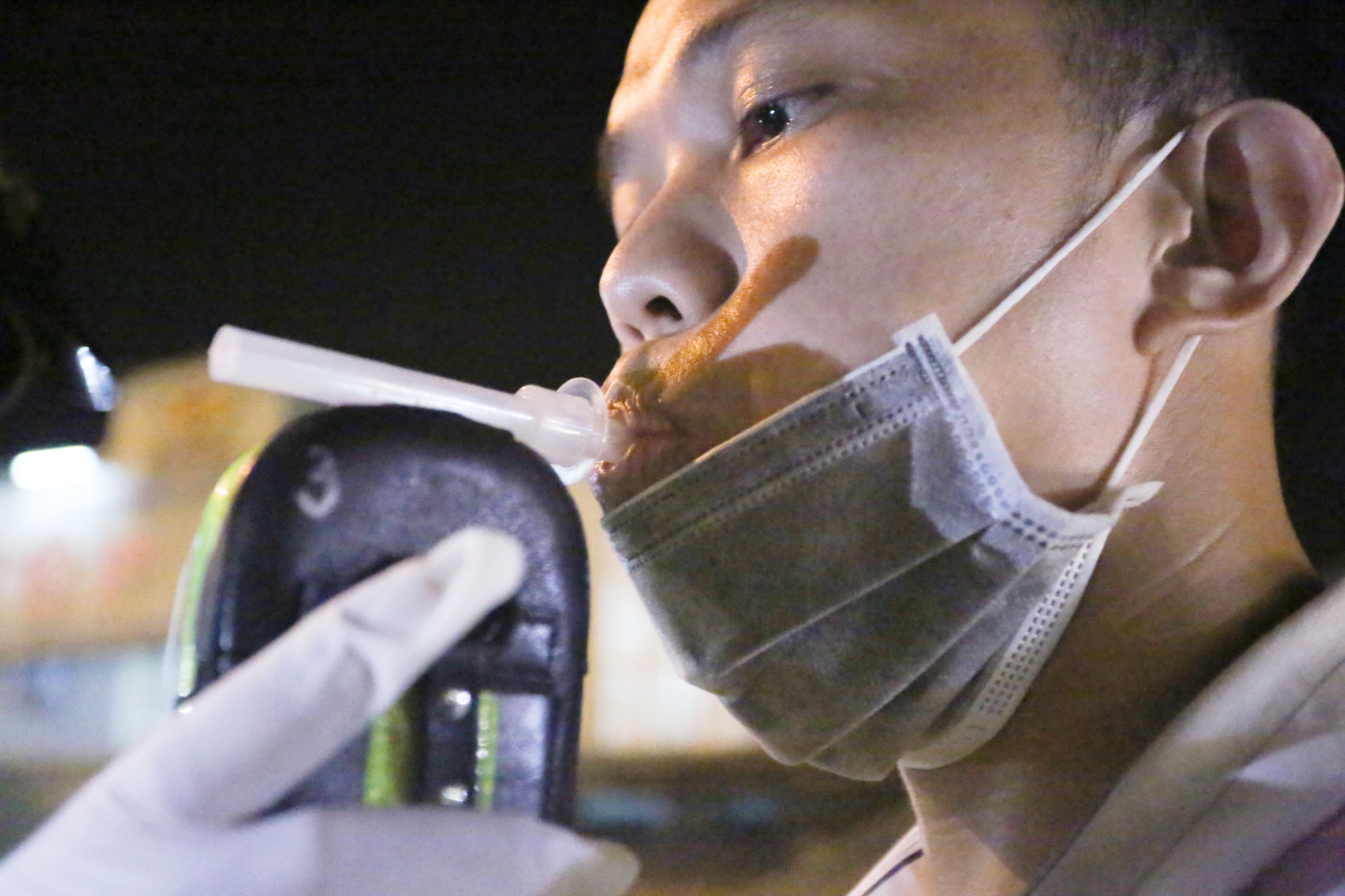 Uong 3 ly bia, tai xe bi CSGT phat 7 trieu dong hinh anh