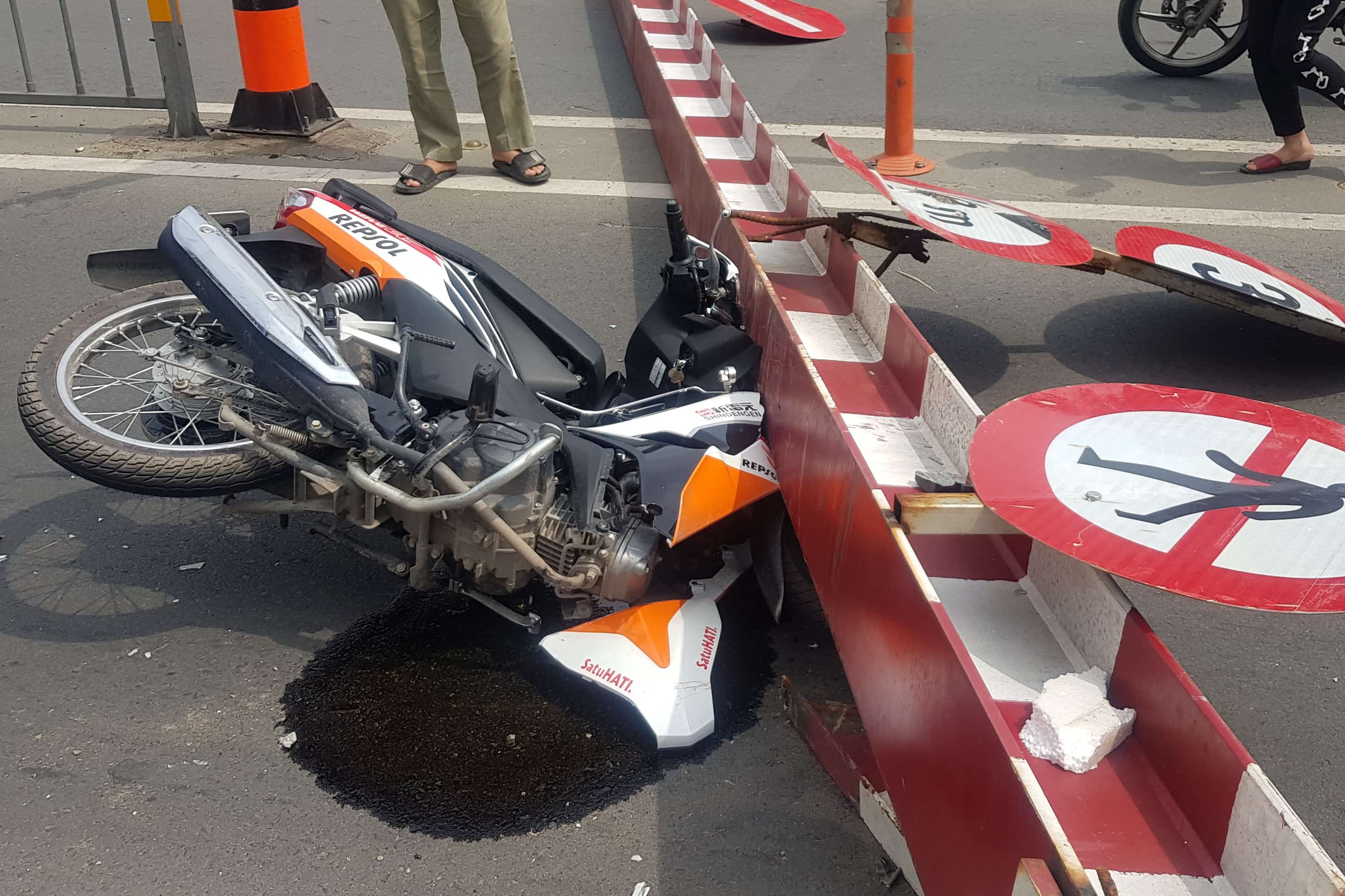 Xe tai huc sap thanh gioi han chieu cao, mot nguoi thoat chet hinh anh