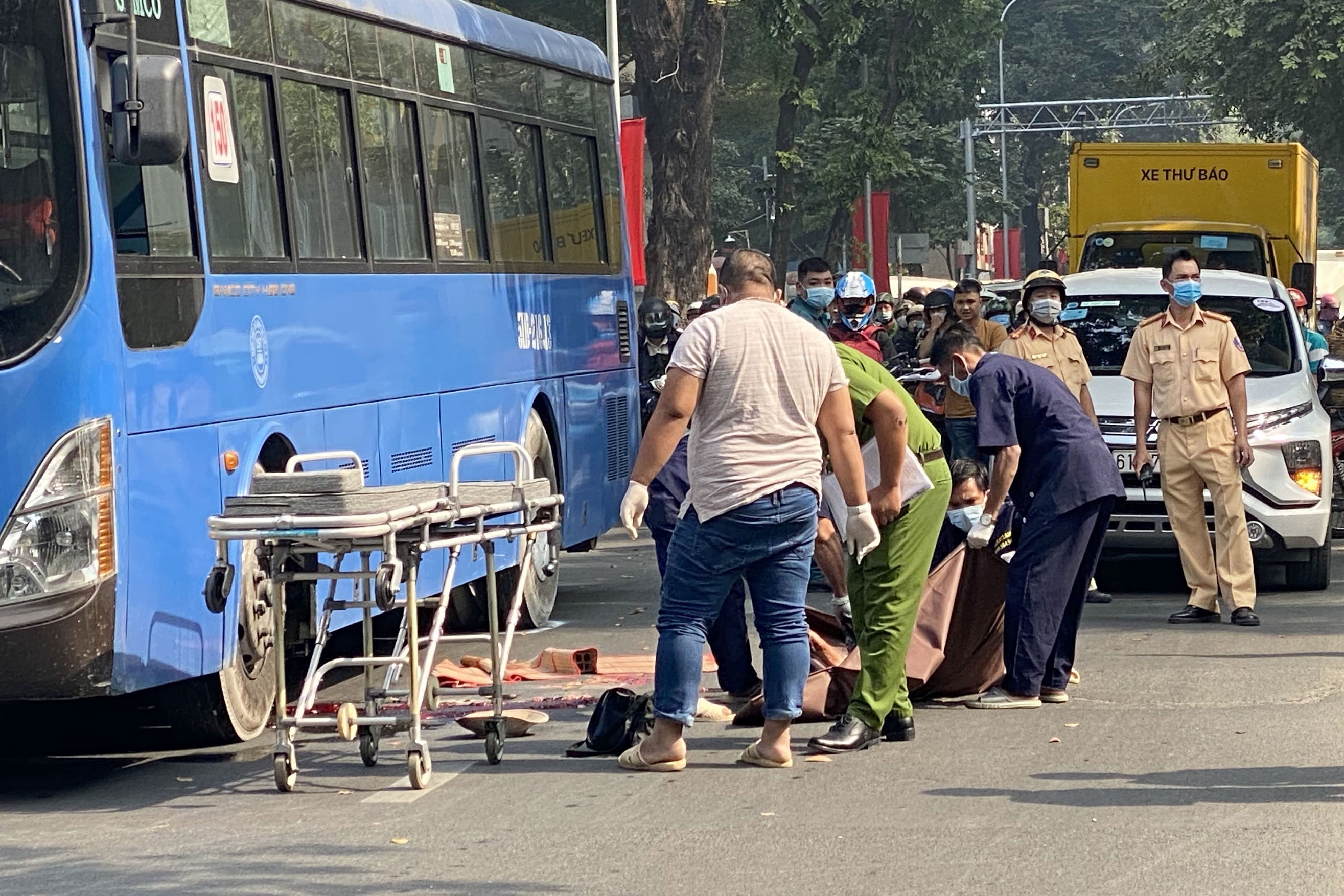 Xe buyt can tu vong nguoi phu nu ban ve so hinh anh