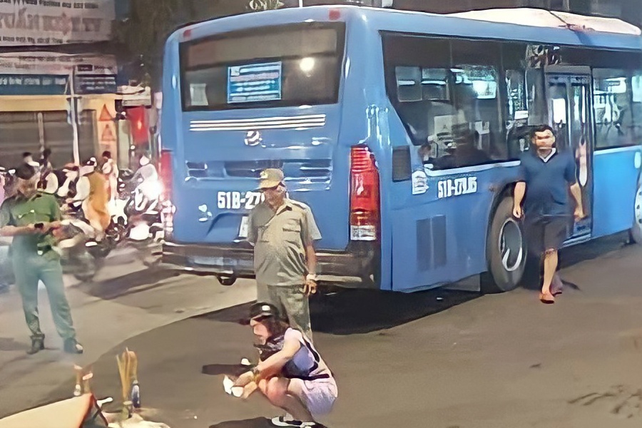 Nam thanh nien bi xe buyt can tu vong hinh anh