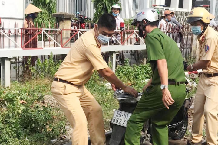 Nam thanh nien chay xe may lao vao tau lua hinh anh