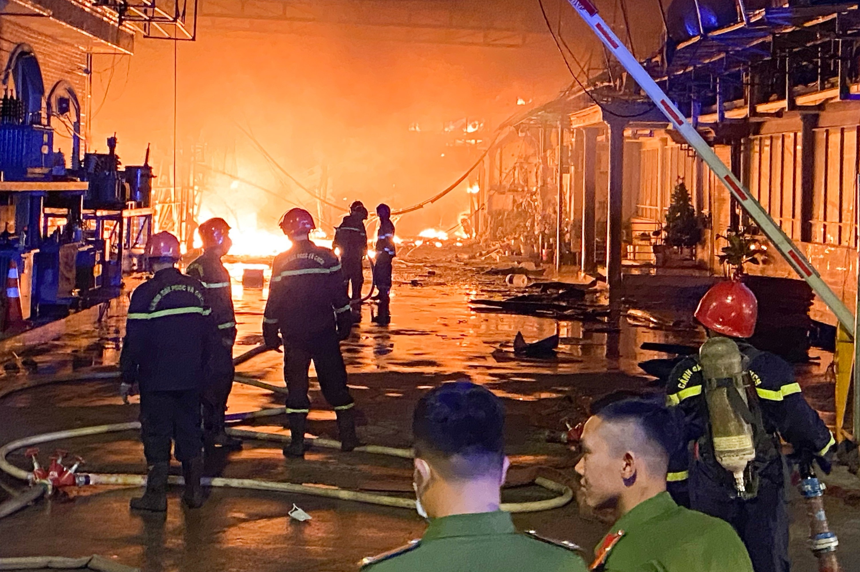 Hien truong vu chay xuong vai o TP.HCM hinh anh