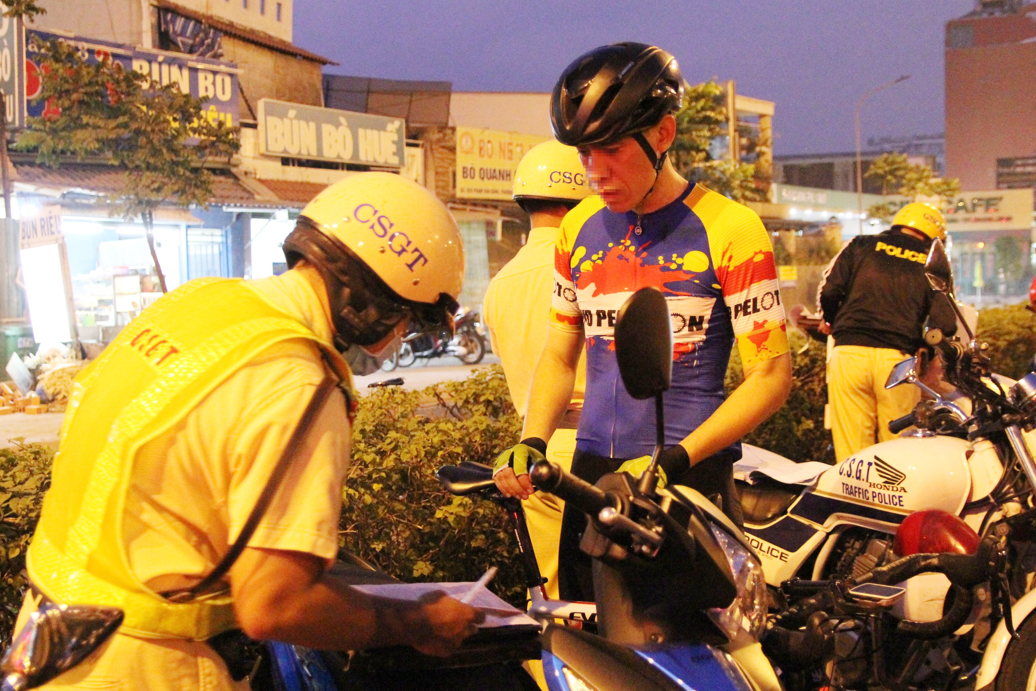 CSGT phat nhieu nguoi chay xe dap vao lan oto o TP.HCM hinh anh