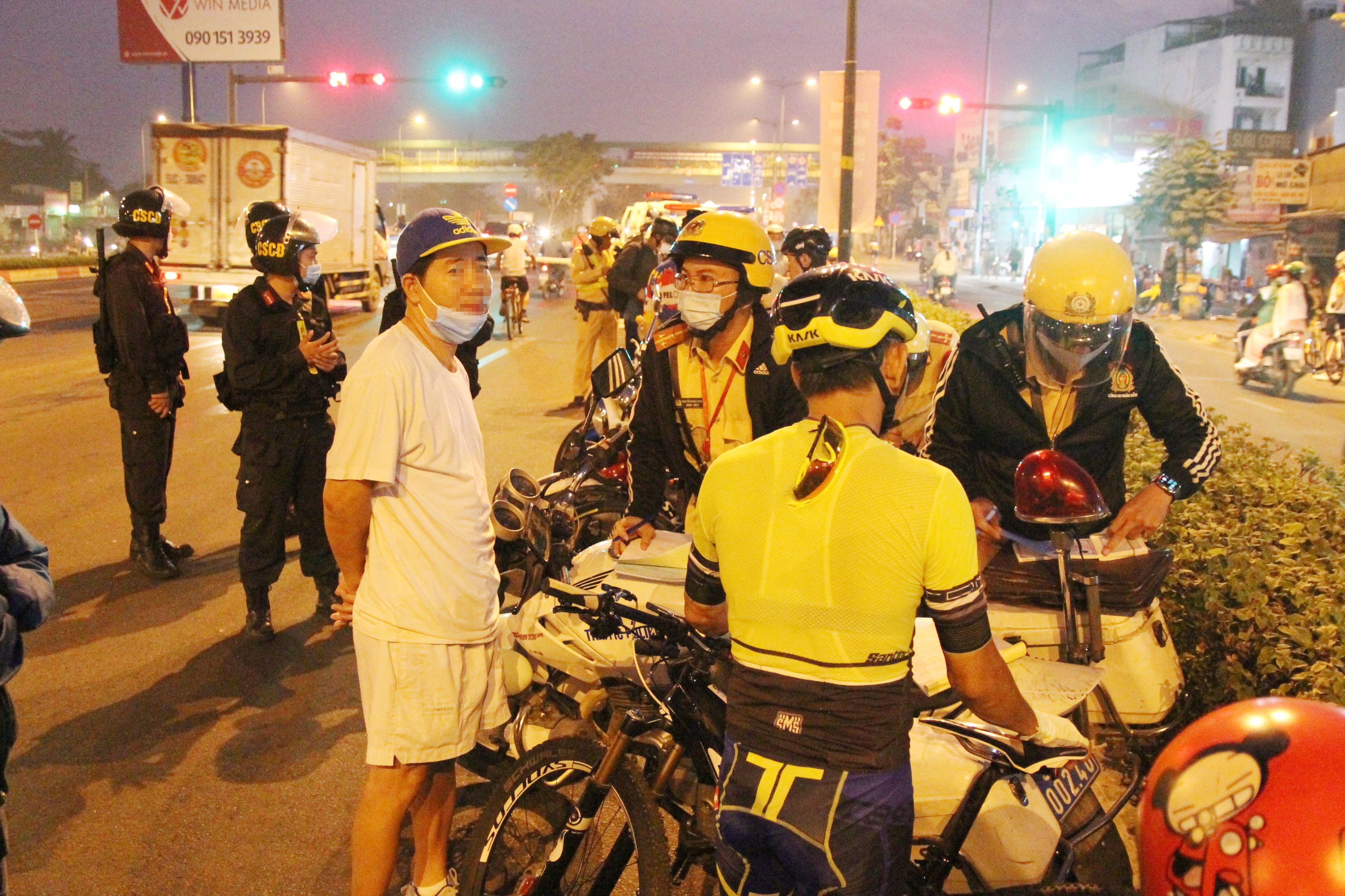 CSGT xu phat xe dap anh 1