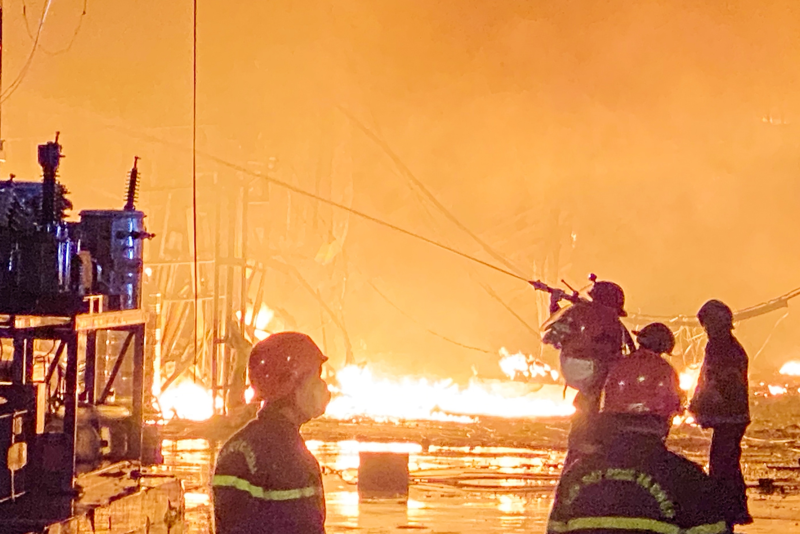 Xuong go bi thieu rui trong dem o TP.HCM hinh anh