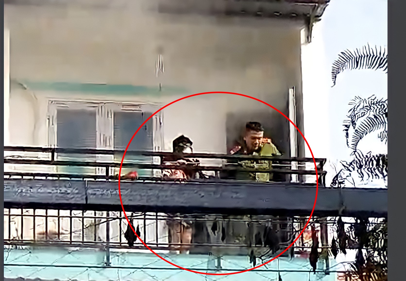 Cuu chau be ket trong can nha 2 tang boc chay hinh anh