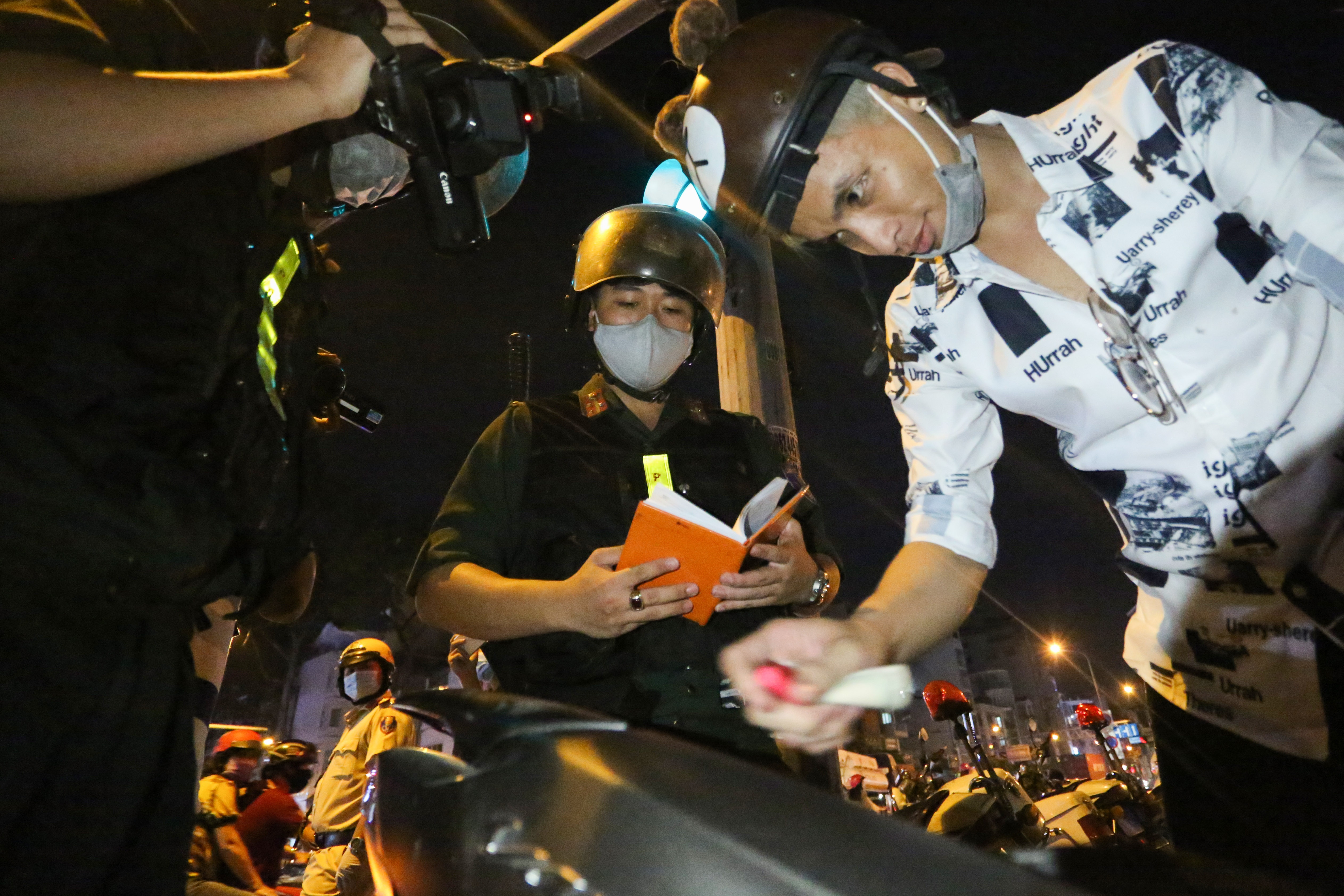 CSGT kiem tra nong do con anh 9