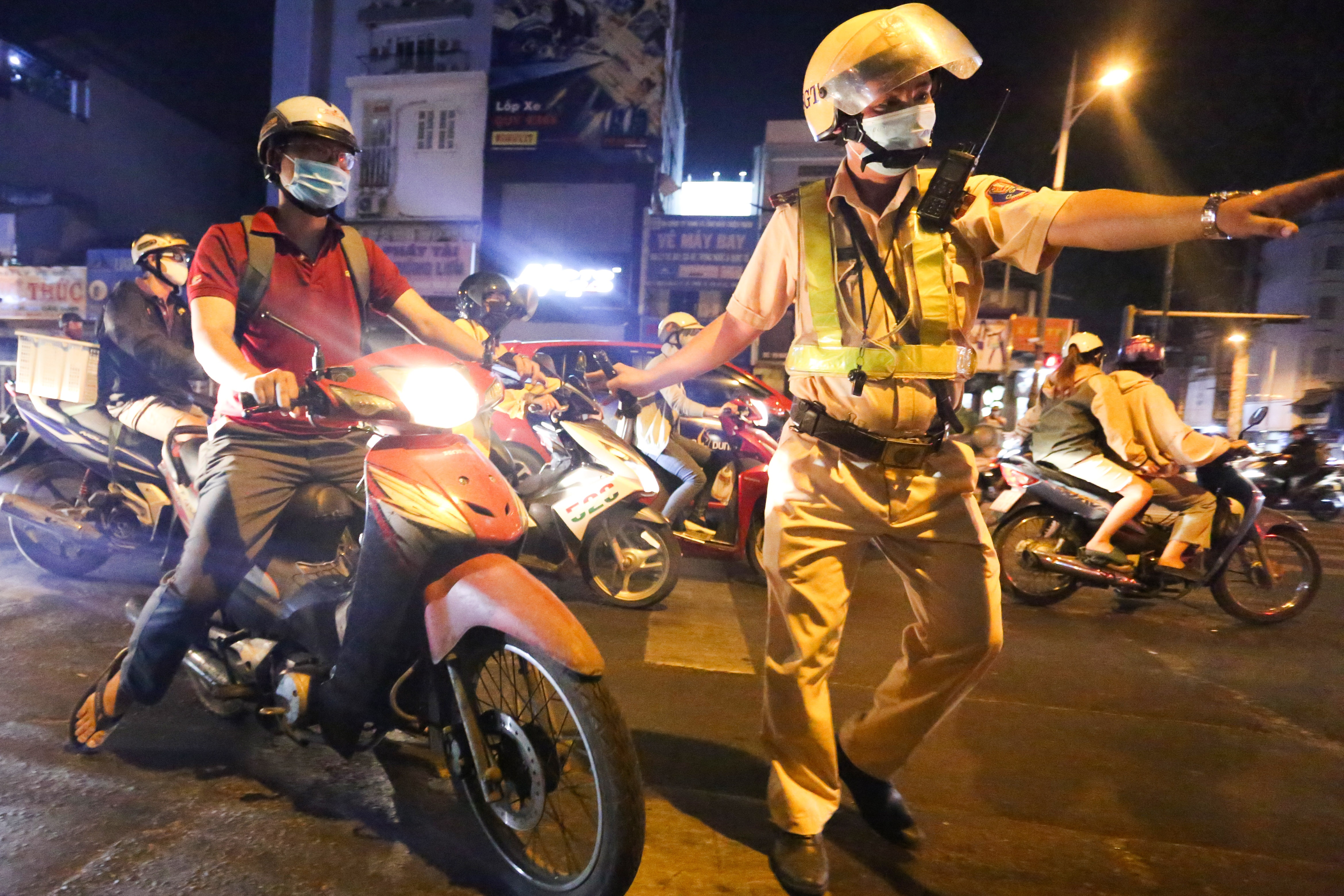 CSGT kiem tra nong do con anh 1