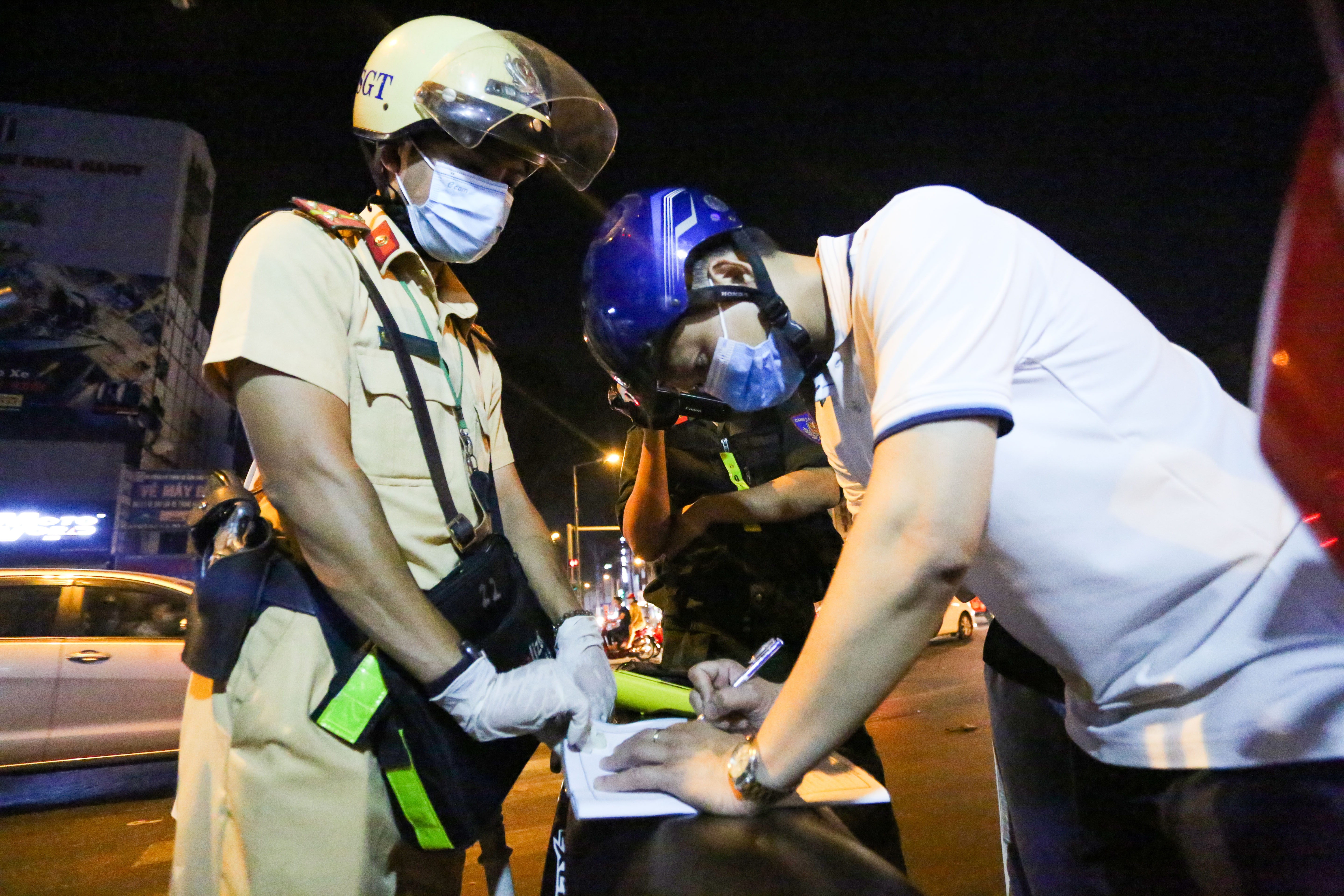 CSGT kiem tra nong do con anh 5