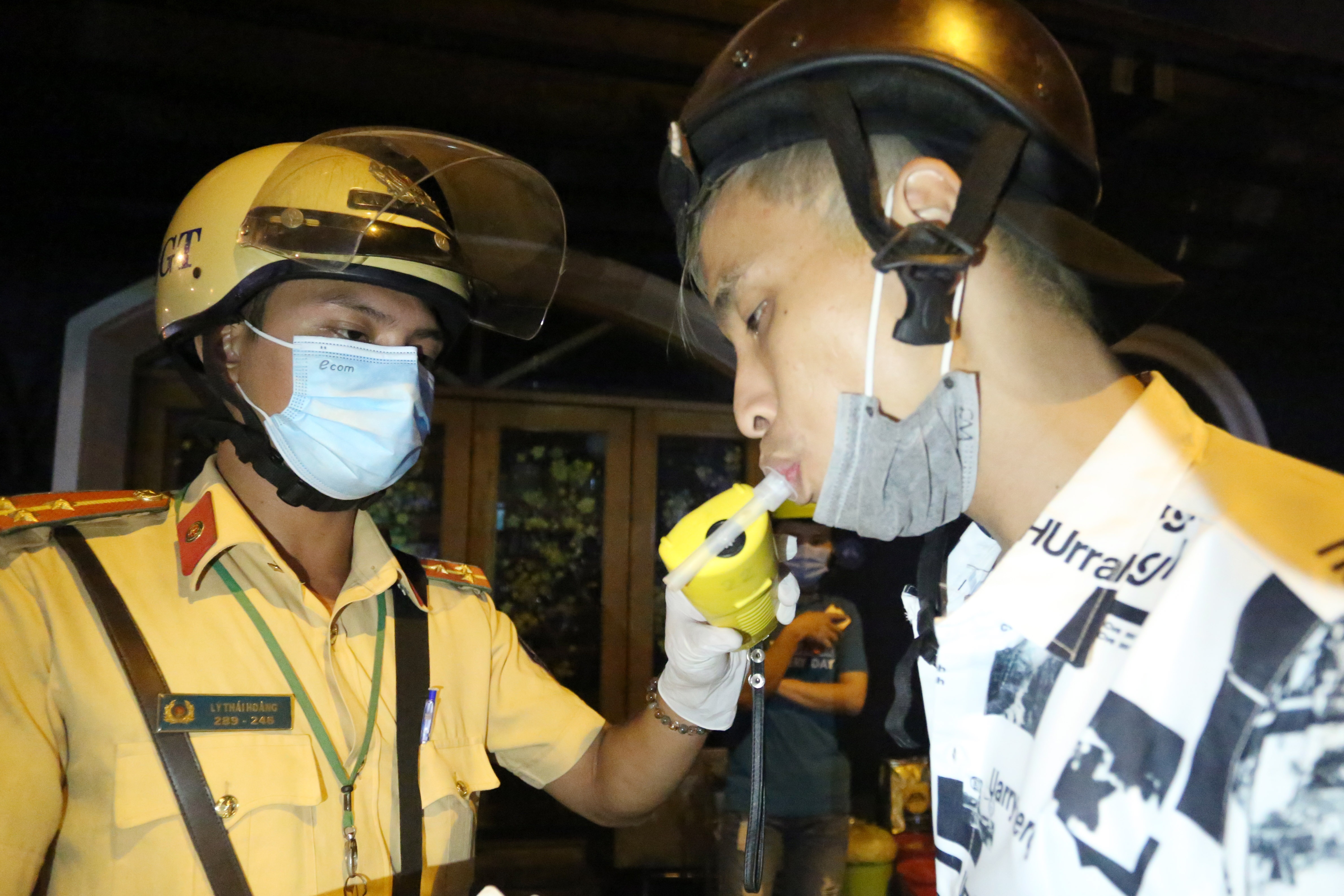 Tai xe bi phat kich khung sau tiec tat nien hinh anh