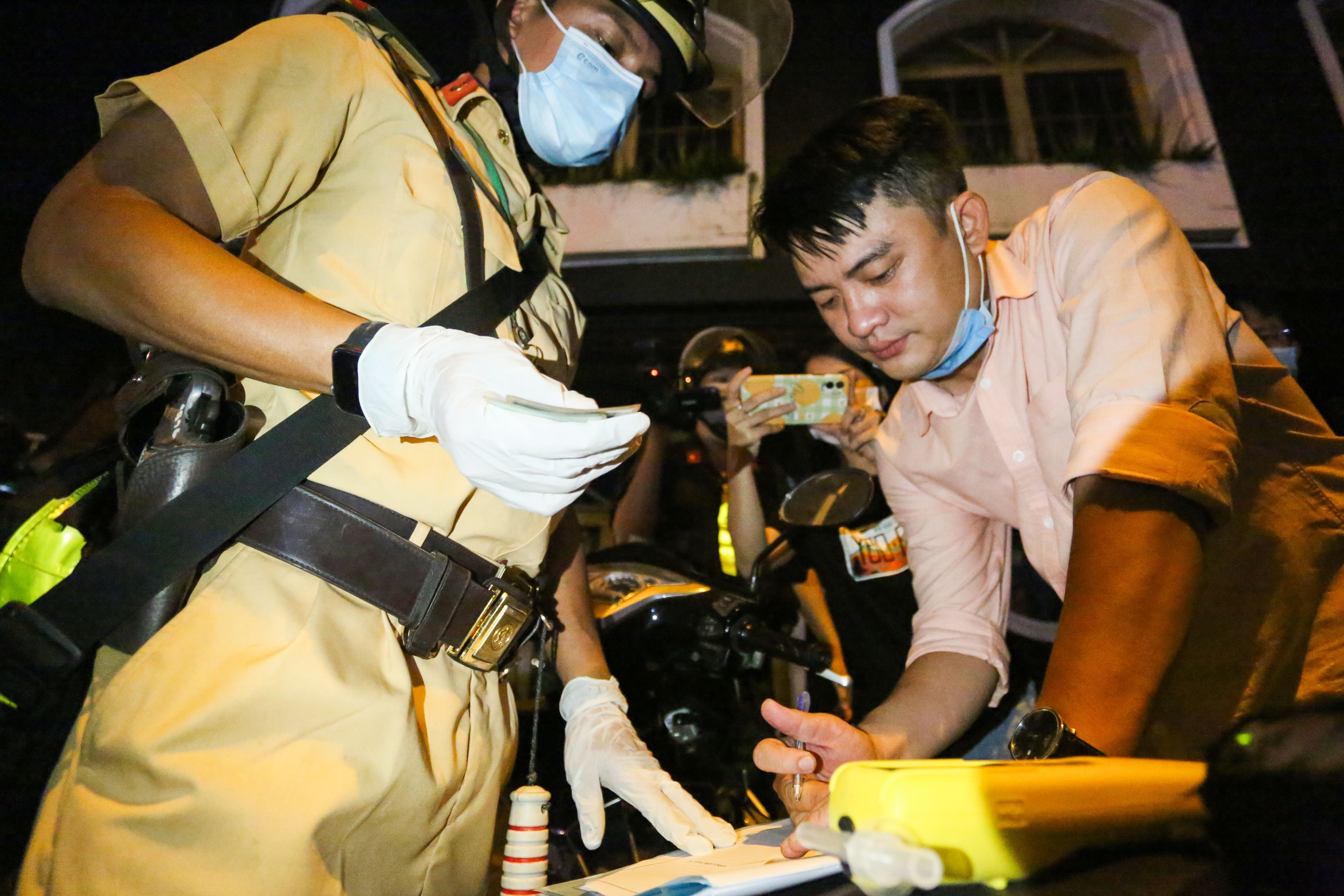 CSGT kiem tra nong do con anh 8