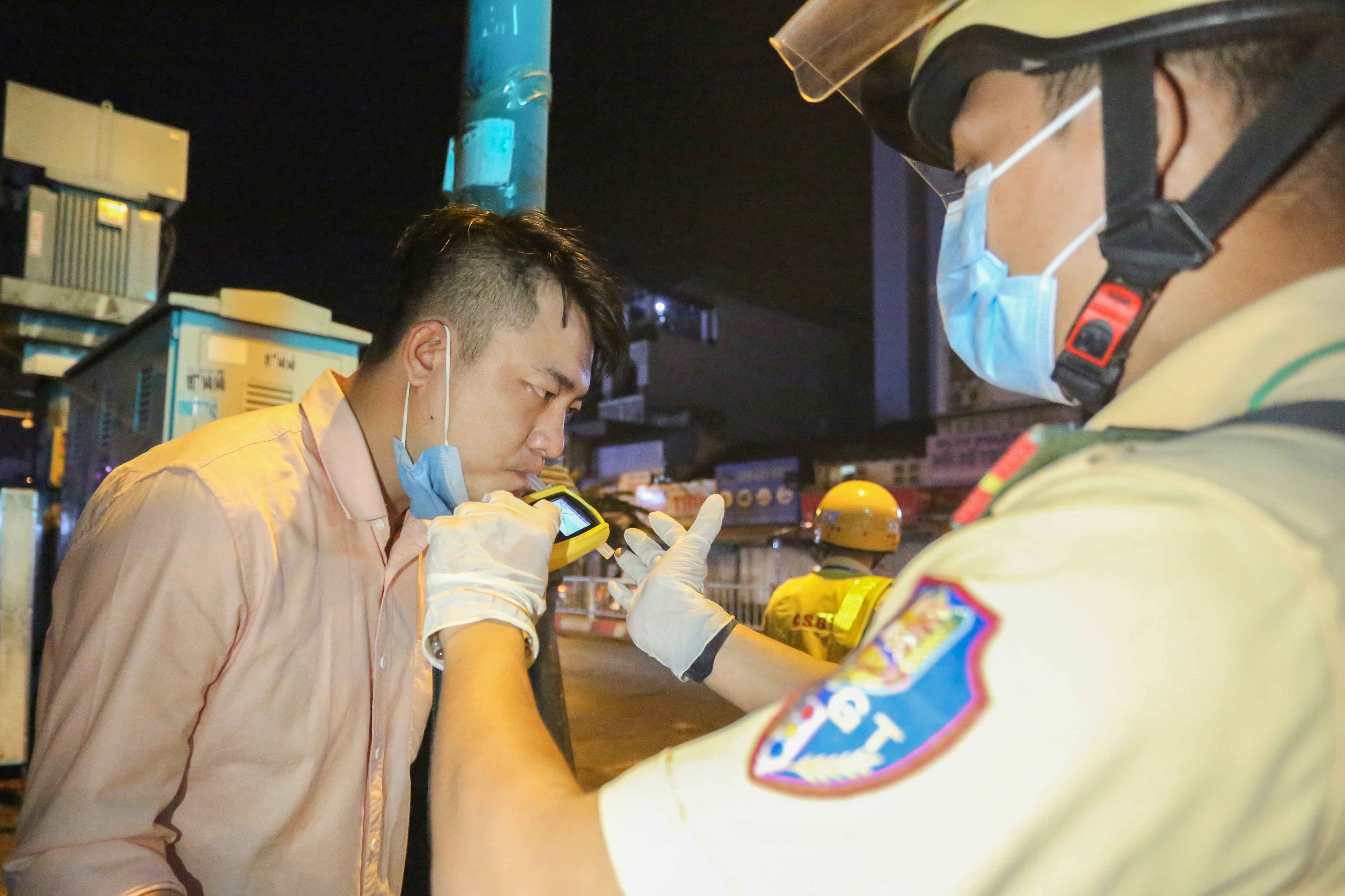 CSGT kiem tra nong do con anh 7