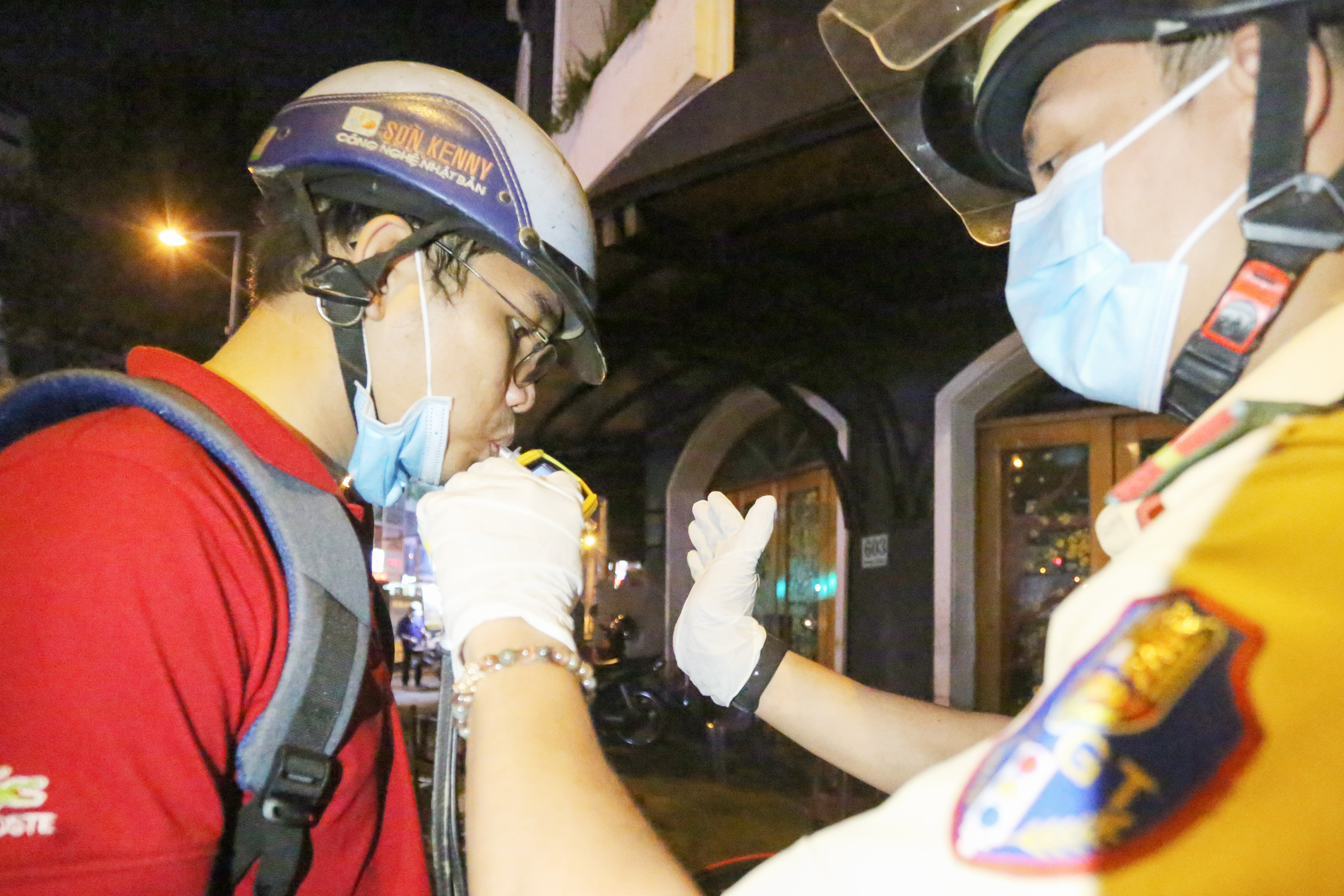 An nhau dip cuoi nam, tai xe bi phat 7 trieu hinh anh