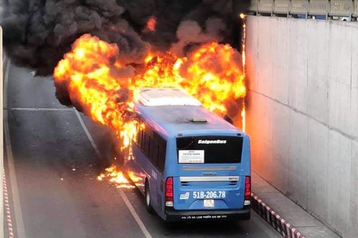 Xe buyt chay rui trong ham chui An Suong hinh anh