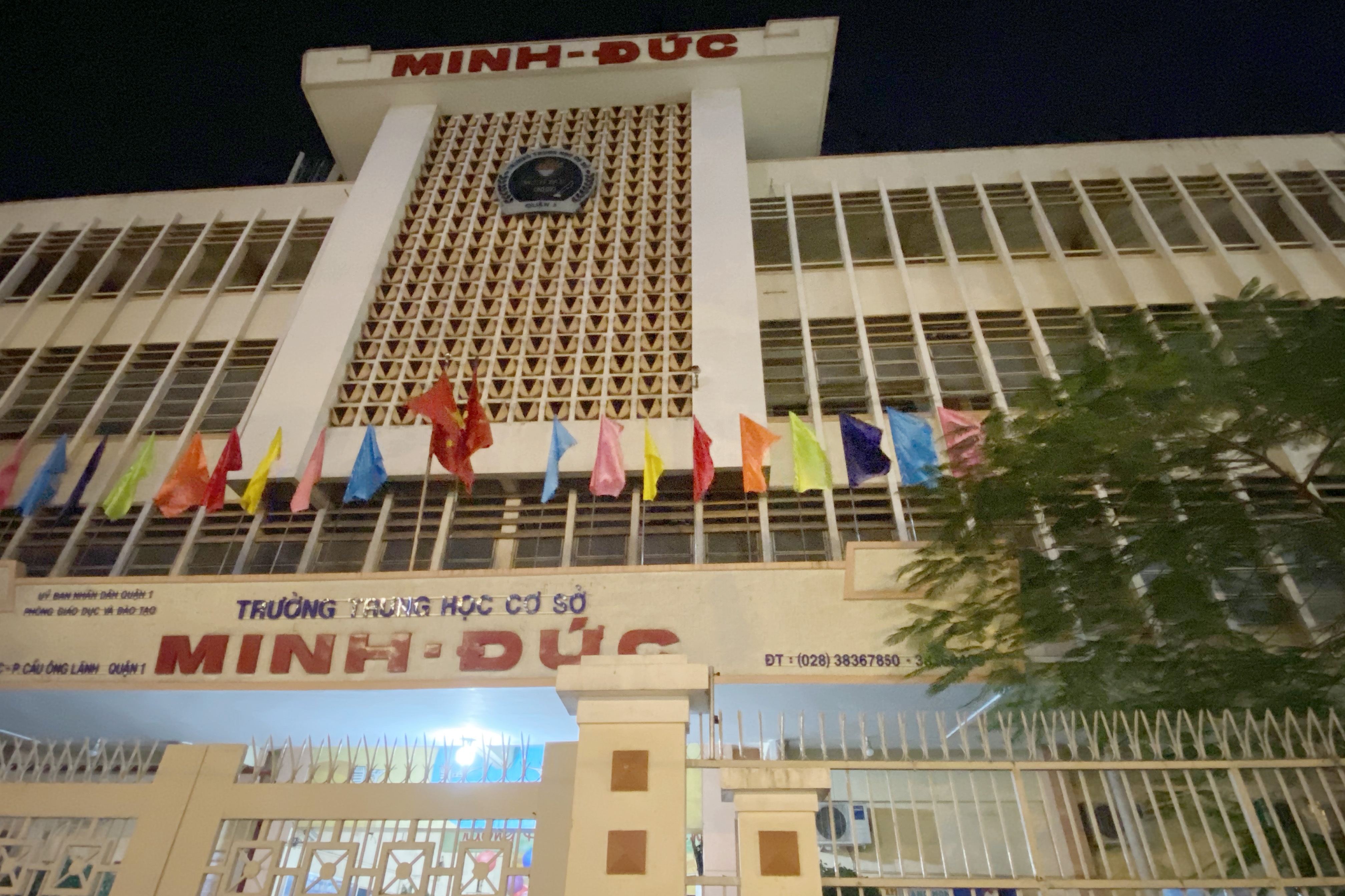 nu sinh du lan can anh 1