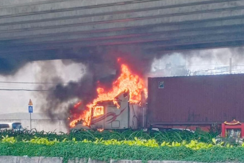 chay xe container anh 1