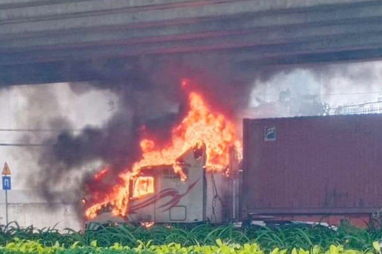 Xe dau keo boc chay ben hong cau Phu My hinh anh