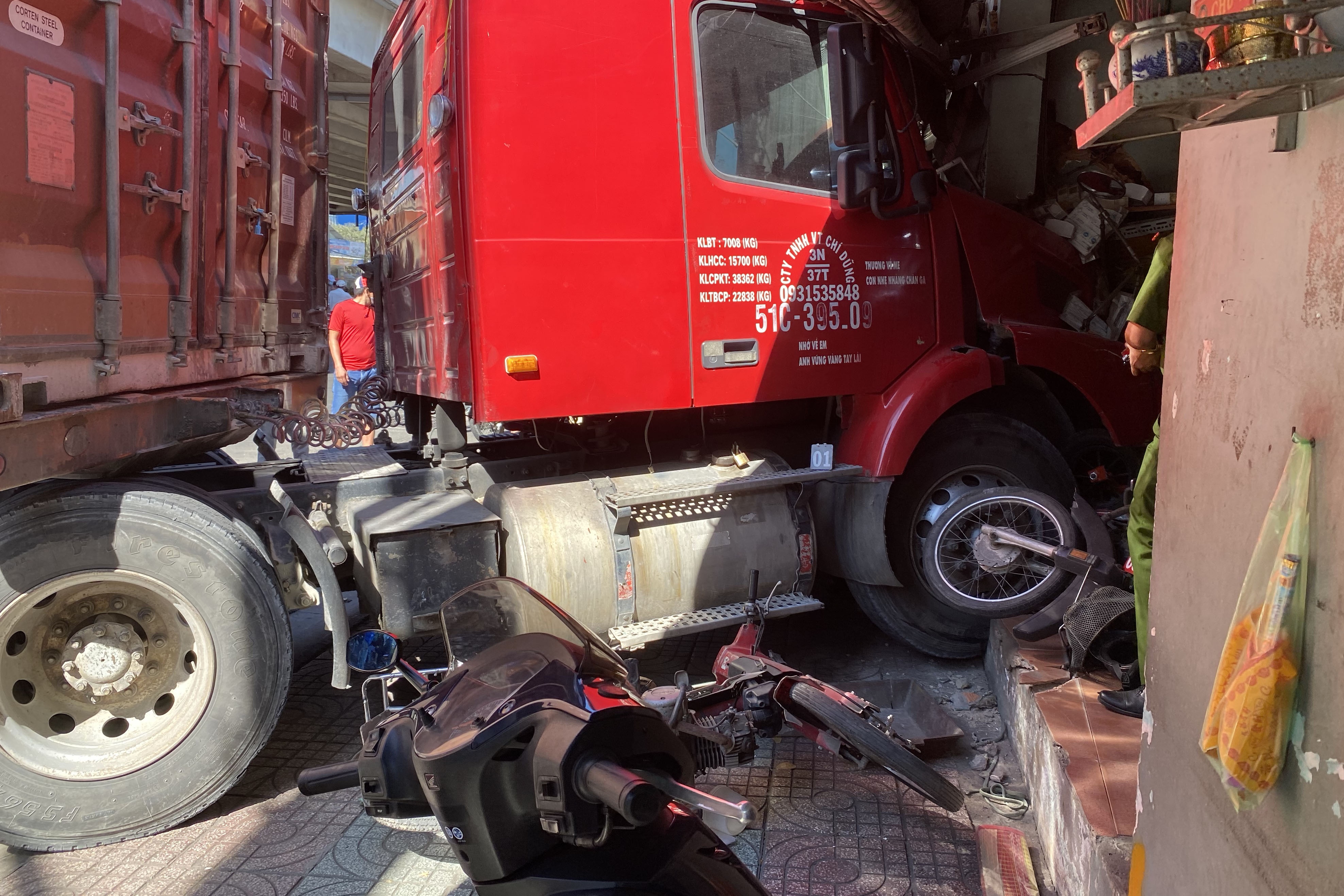 container tong vao nha dan anh 1