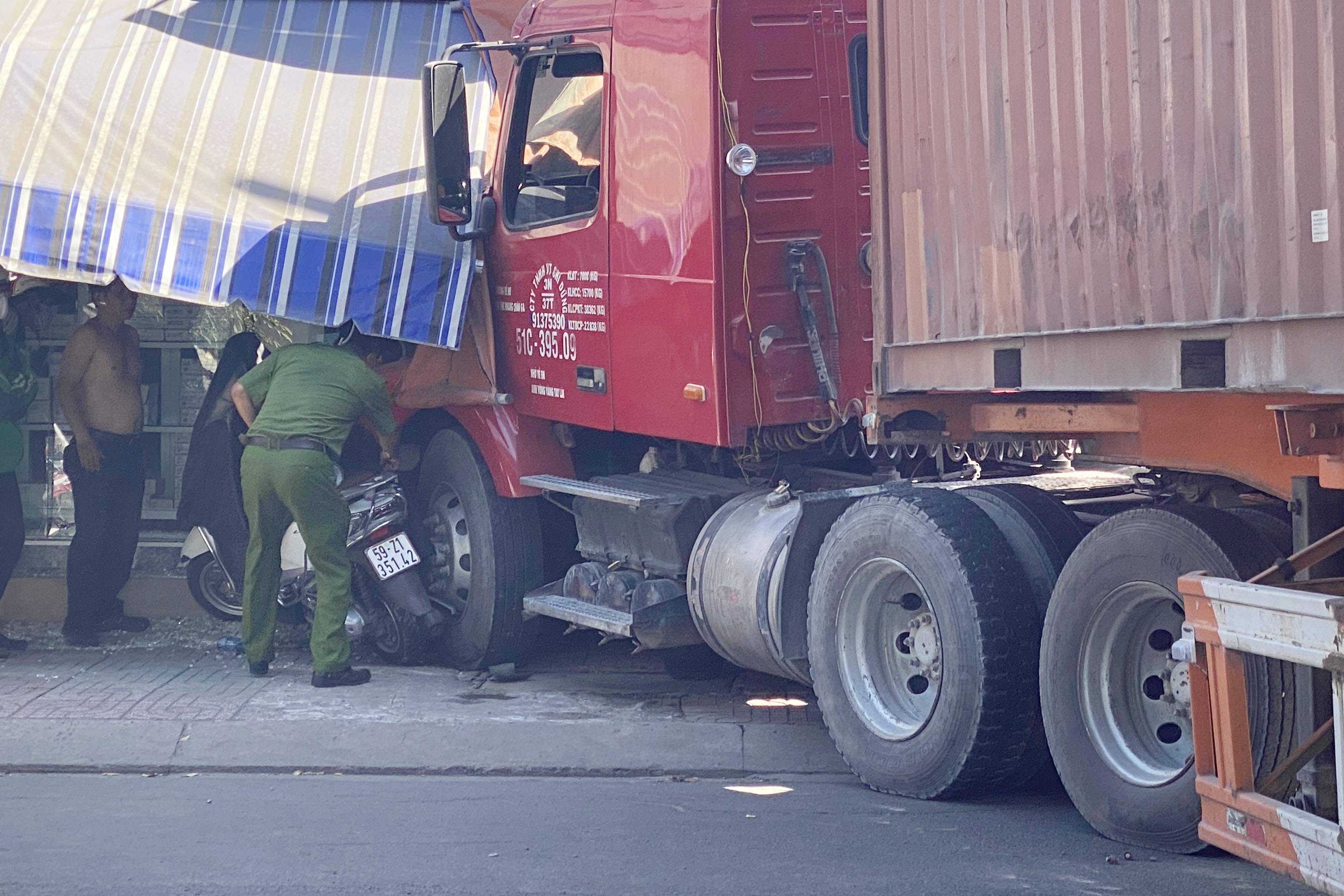 Xe dau keo tong sap nha dan o TP.HCM, mot nguoi chet hinh anh