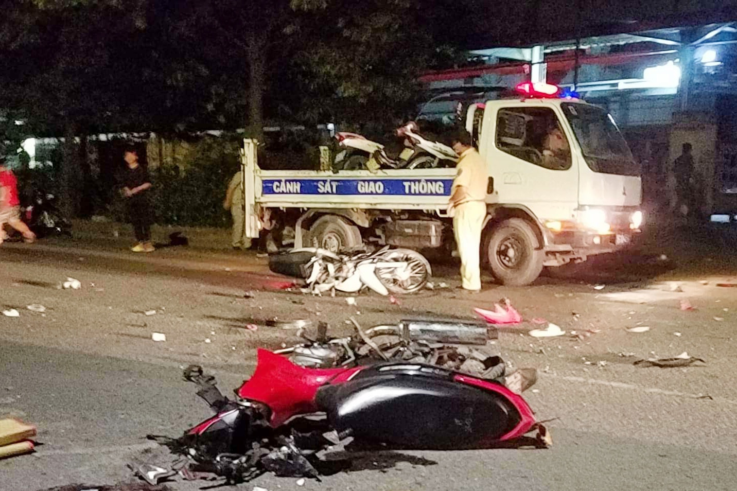 Va cham xe may, 2 nguoi o TP.HCM tu vong hinh anh