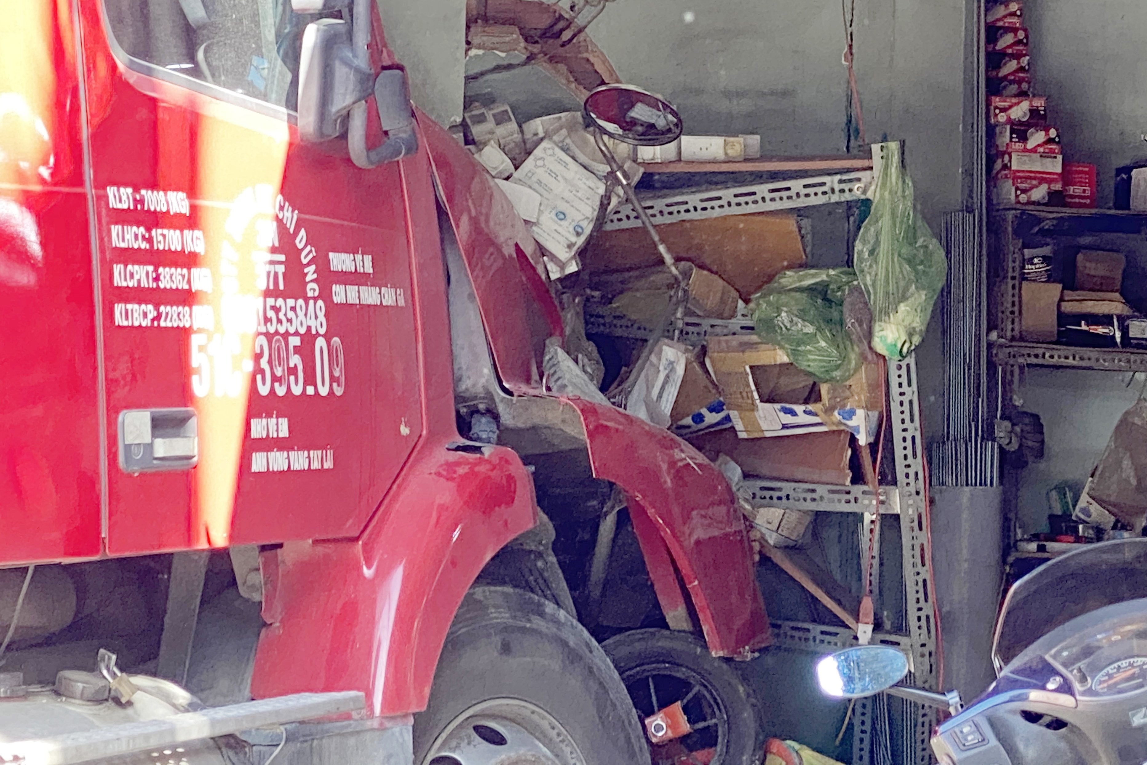 Hien truong vu xe dau keo tong sap nha dan o TP.HCM hinh anh