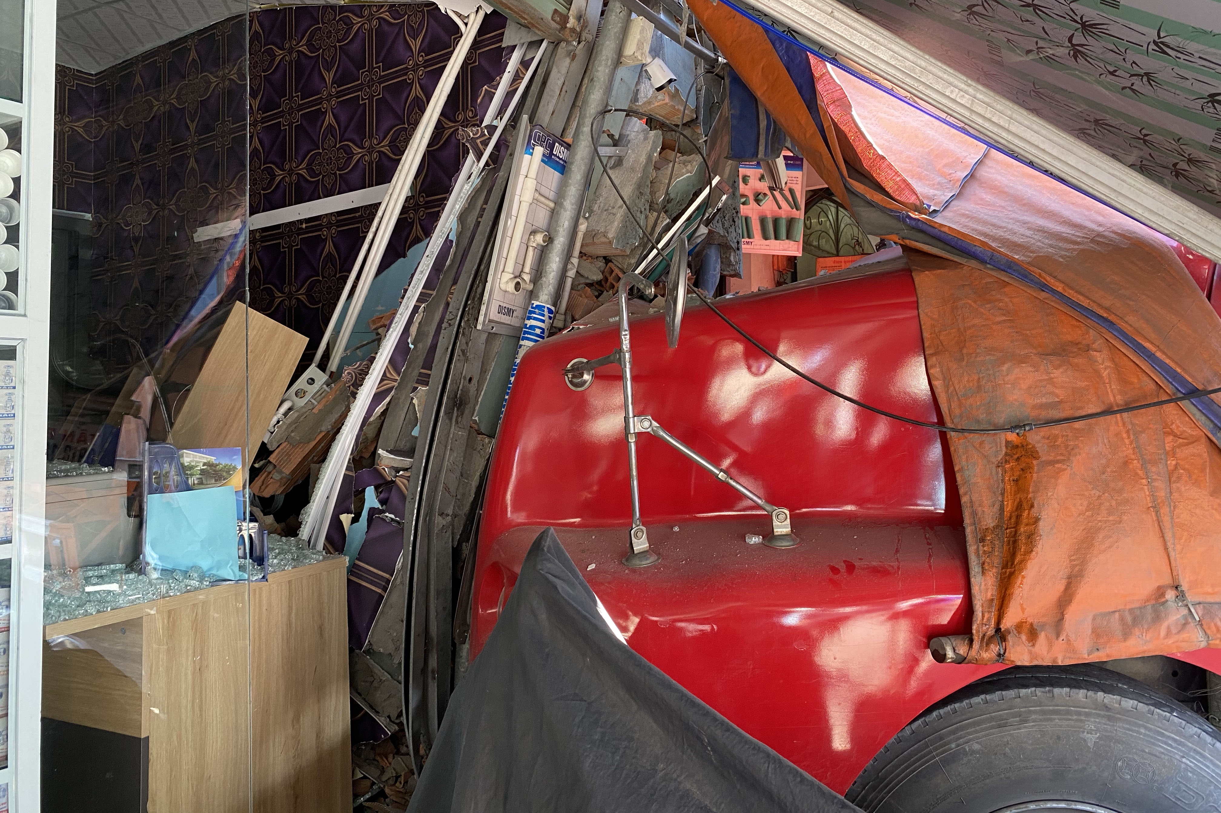 Nhan chung ke luc xe dau keo tong vao nha dan o TP.HCM hinh anh