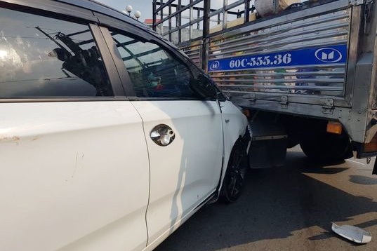 CSGT truy duoi 10 km chan oto lang lach hinh anh