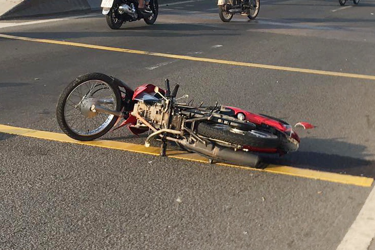 Nguoi dan ong bi xe dau keo can tu vong o TP.HCM hinh anh