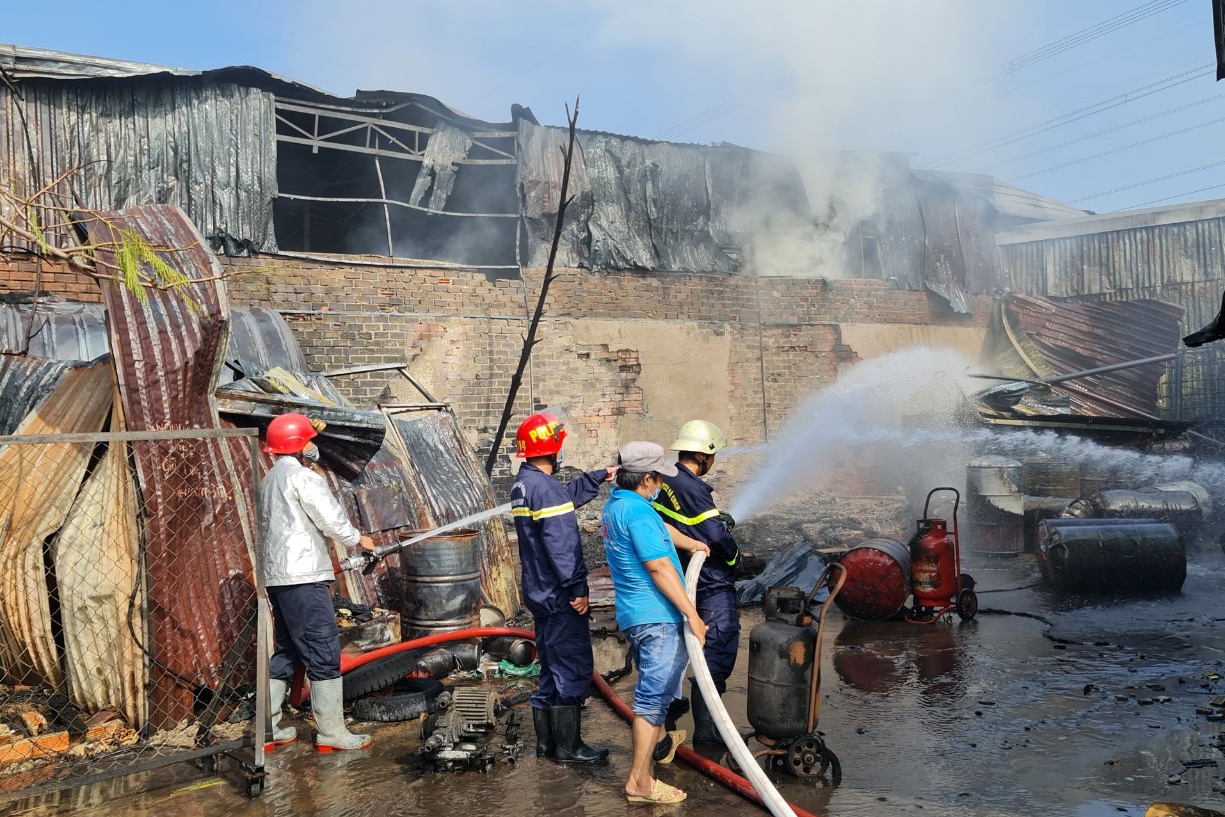 chay nha xuong o Binh Chanh anh 1