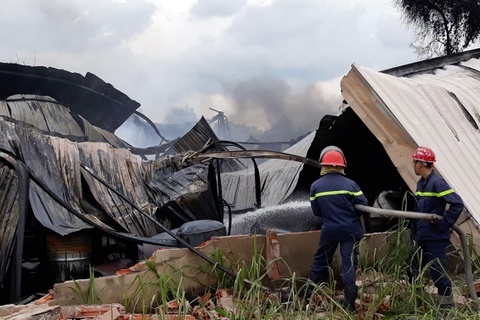 Hoa hoan thieu rui nha xuong 100 m2 cung day nha tro o TP.HCM hinh anh