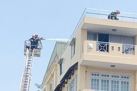 Cuu 2 nguoi mac ket trong can nha 3 tang boc chay o TP.HCM hinh anh