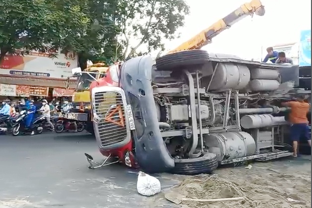 Xe dau keo lat o TP.HCM, giao thong un tac nghiem trong hinh anh