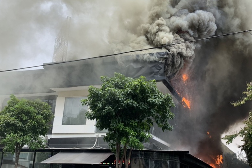 Nha hang boc chay ngun ngut o Thao Dien hinh anh