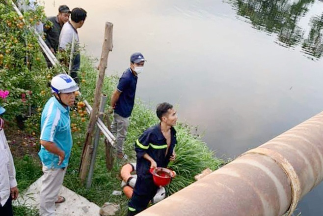 Co gai nhay xuong song Vam Thuat o TP.HCM hinh anh