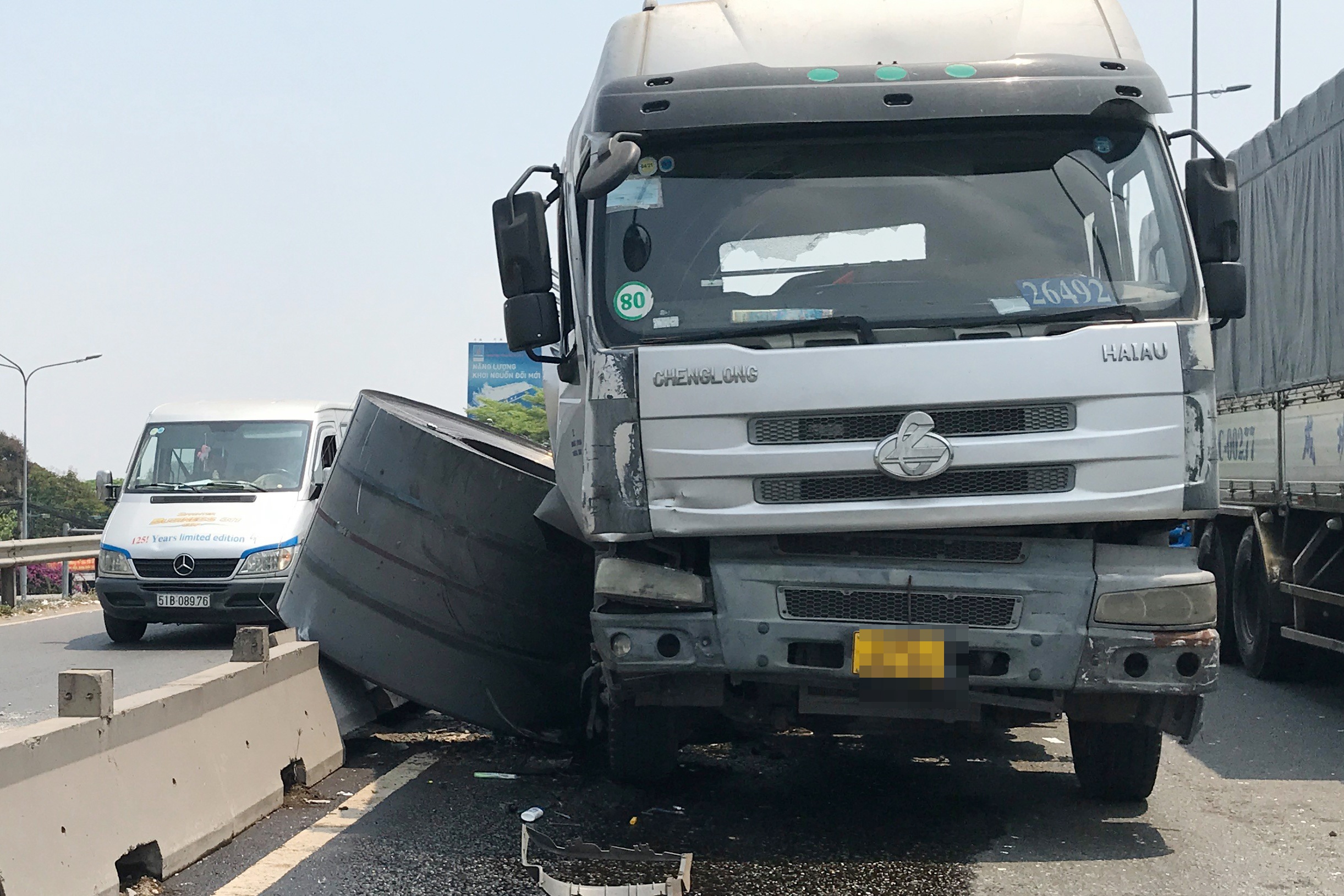 Cuon thep 20 tan roi giua duong o TP.HCM, quoc lo 1 un tac 3 km hinh anh