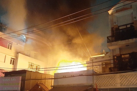 Cuu 4 nguoi mac ket trong can nha boc chay o TP.HCM hinh anh