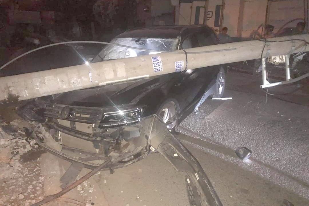 Nhan chung ke luc tai xe nguoi nuoc ngoai tong do 5 cot dien hinh anh