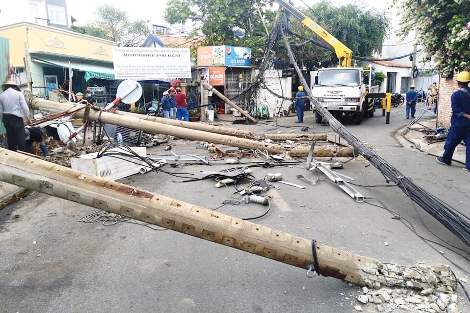 Tai xe nguoi nuoc ngoai lai oto tong do 5 cot dien o Thao Dien hinh anh