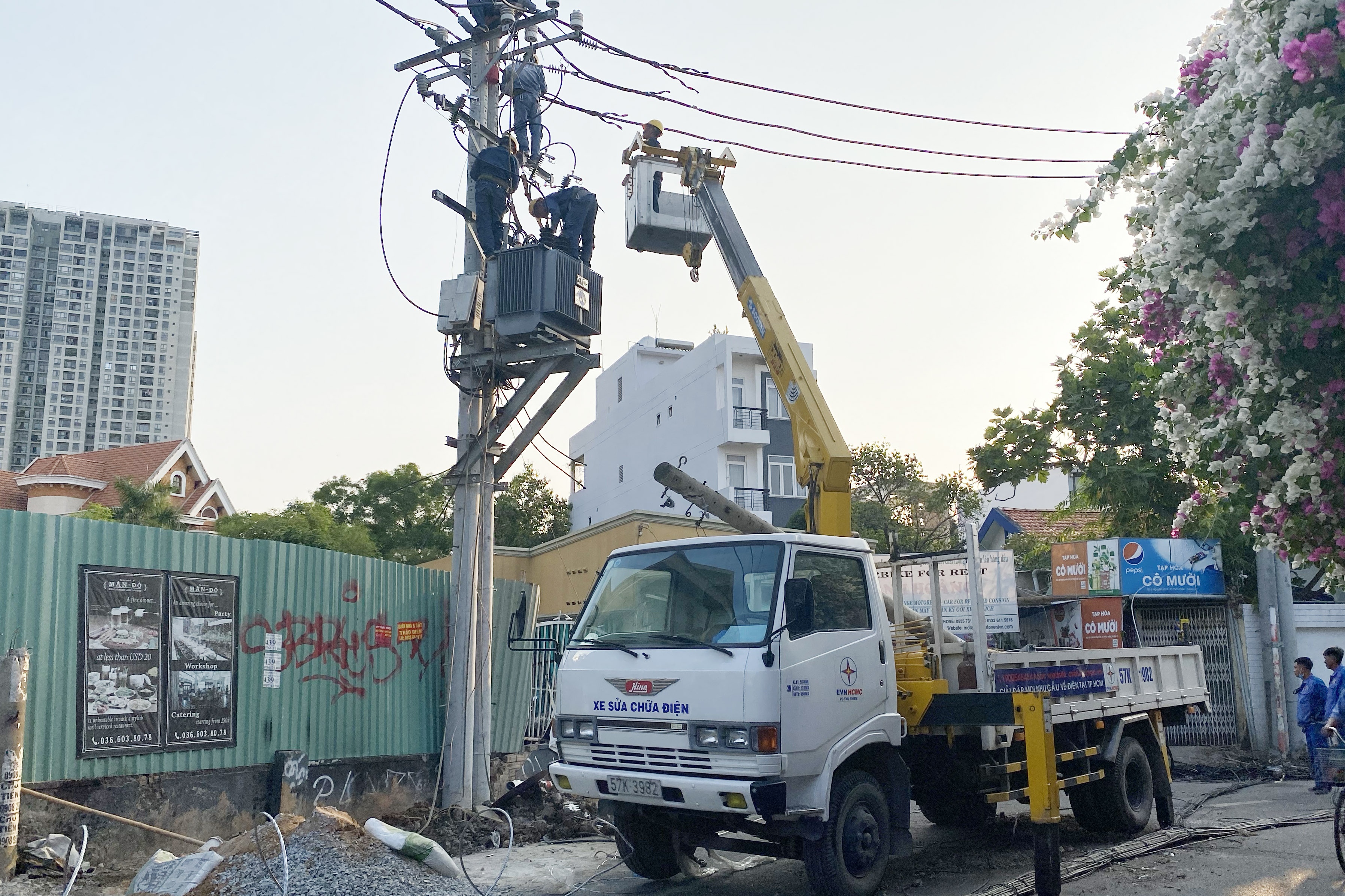 oto tong gay tru dien anh 1