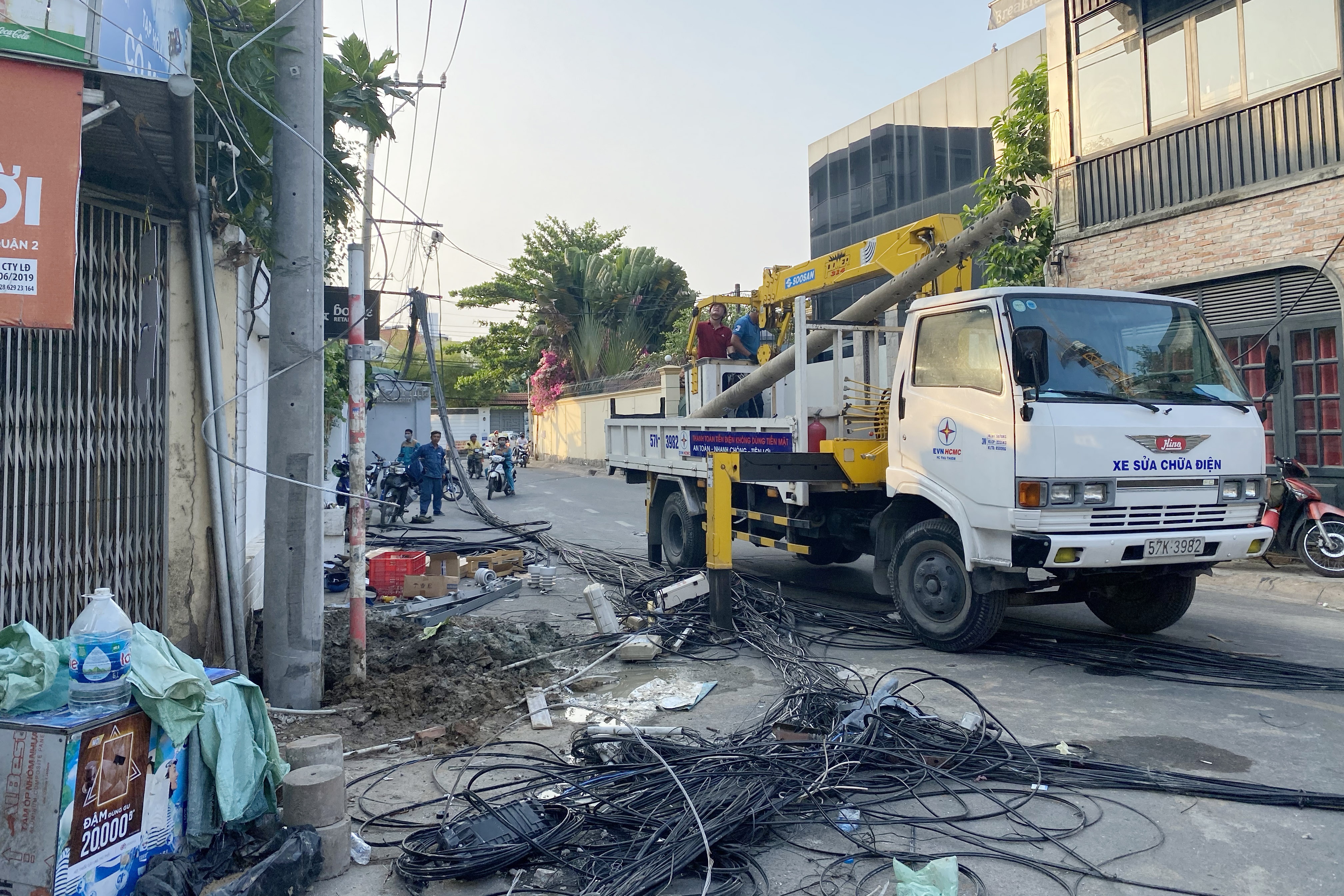 oto tong gay tru dien anh 2