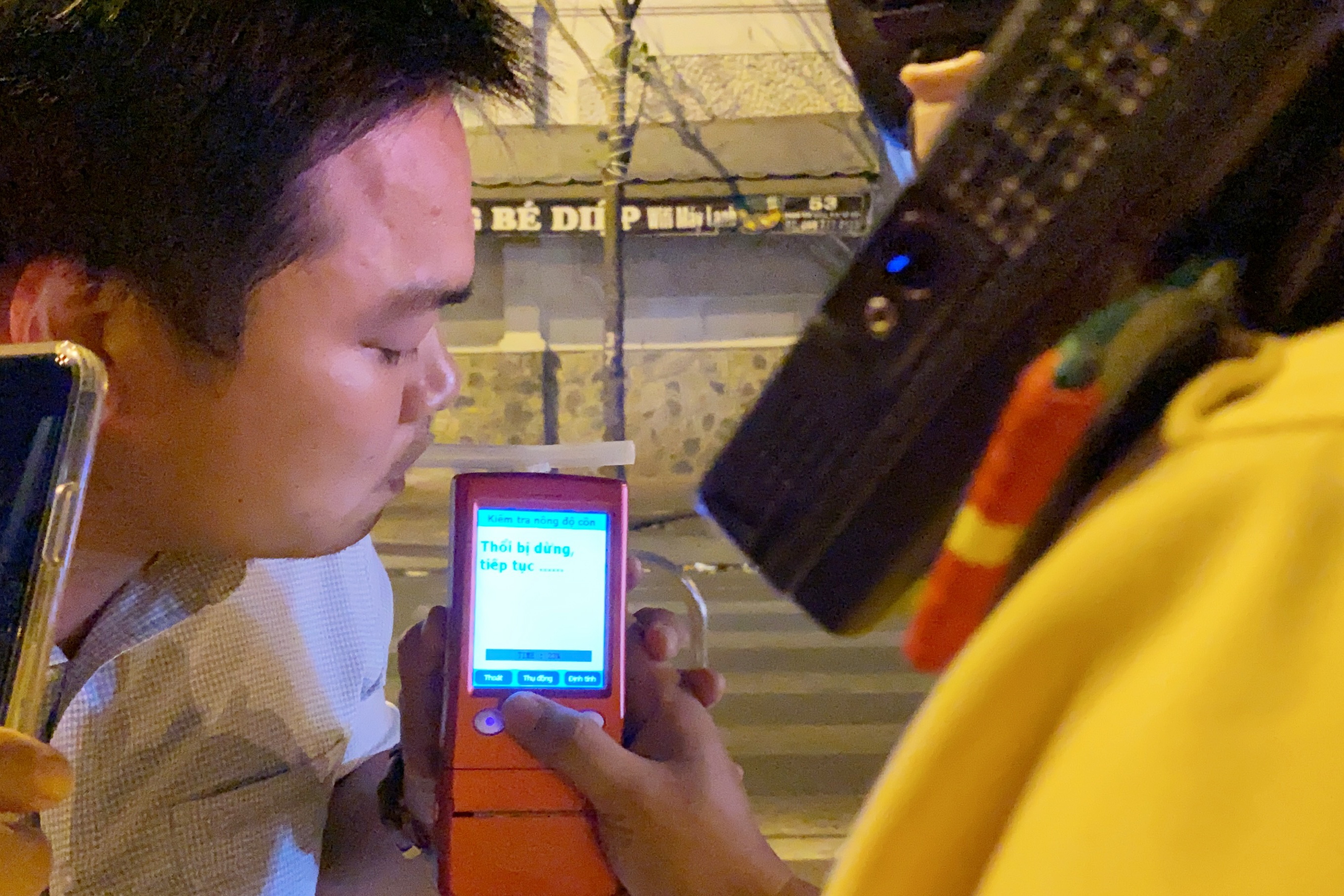 Uong 4 lon bia, tai xe oto bi phat 17 trieu dong hinh anh