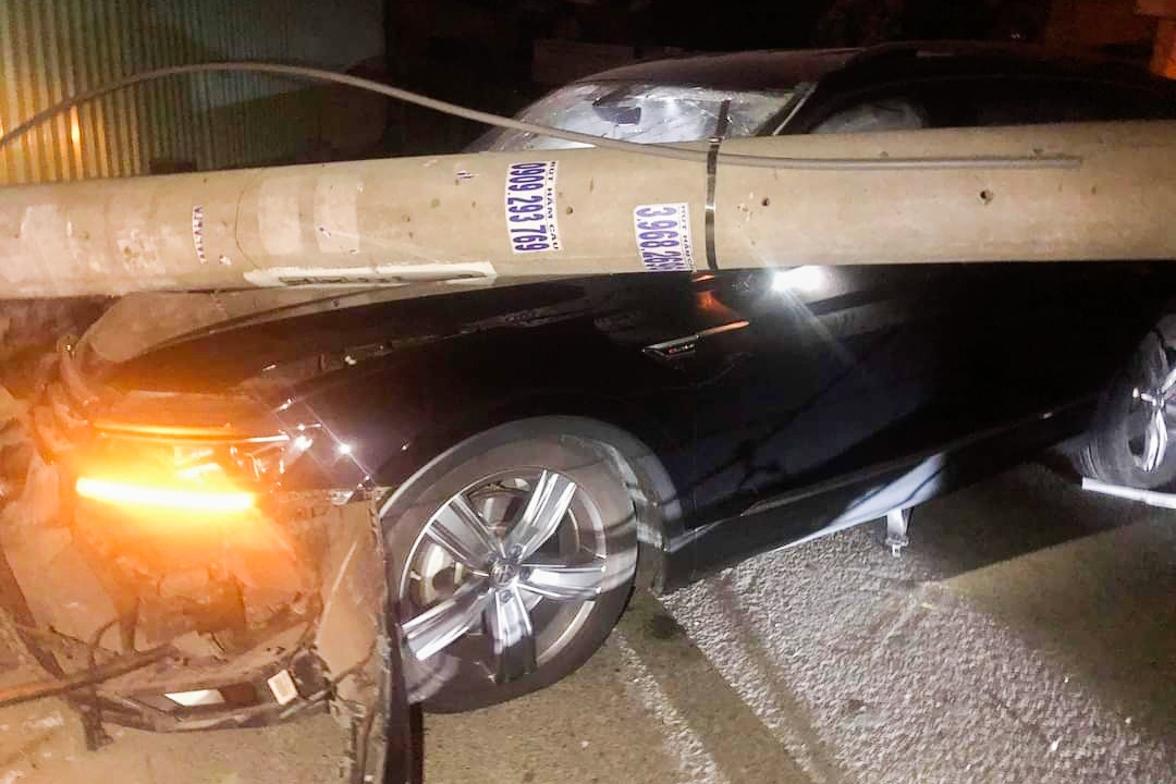 Cong ty dien luc noi nguyen nhan 5 cot dien do cung luc o Thao Dien hinh anh