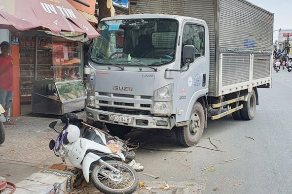 Co gai bi xe tai tong khi dang mua banh mi hinh anh