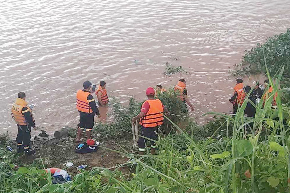 Nam thanh nien nhay xuong song Vam Co Dong hinh anh