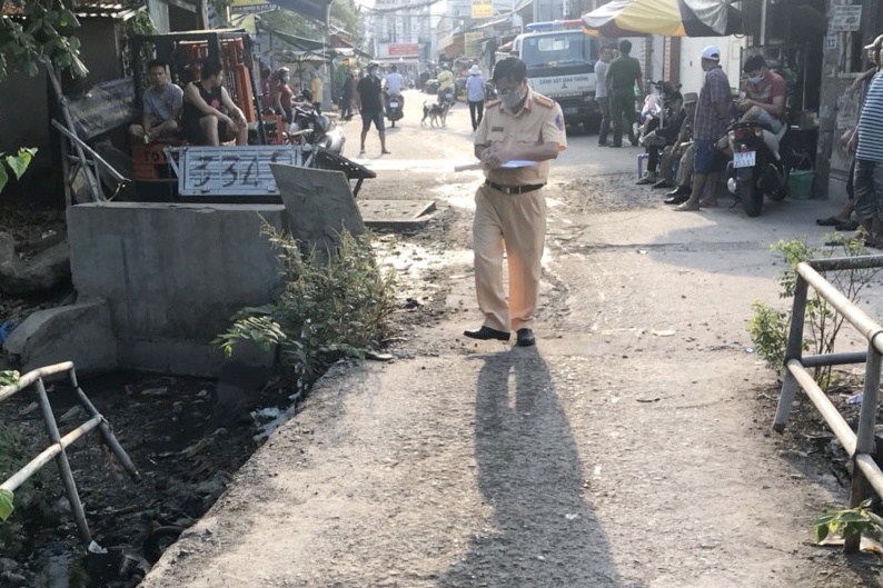 Nguoi dan ong tu vong duoi chan cau o TP.HCM hinh anh