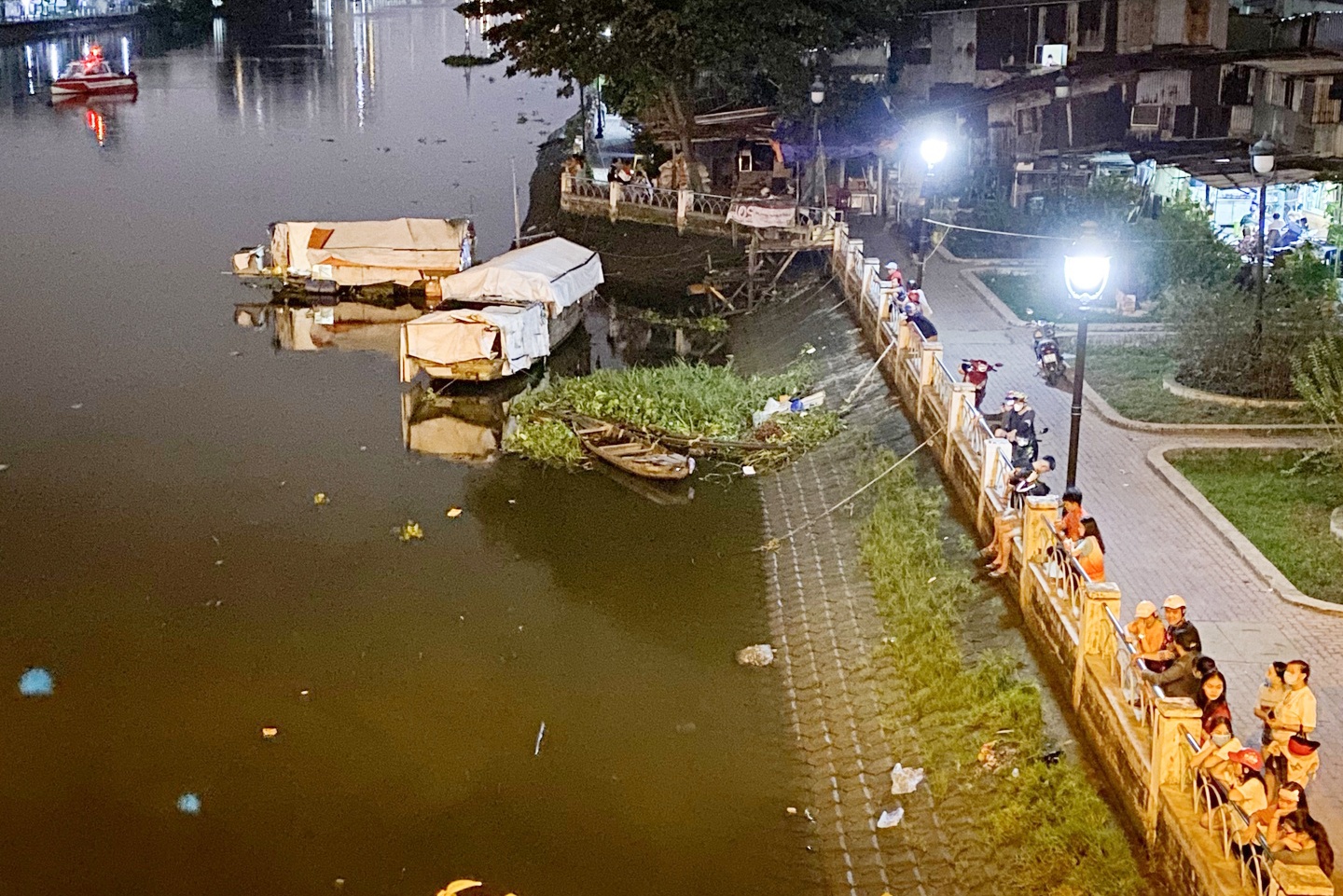 Cai nhau voi ban gai, nam thanh nien nhay cau o TP.HCM hinh anh