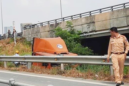 Xe dau keo lao xuong muong nuoc tren cao toc TP.HCM - Dau Giay hinh anh