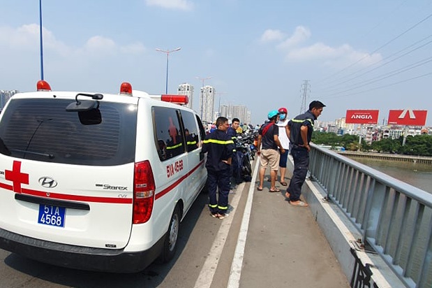 Nhieu nguoi dung xe theo doi cuu ho, cau Sai Gon un tac hinh anh