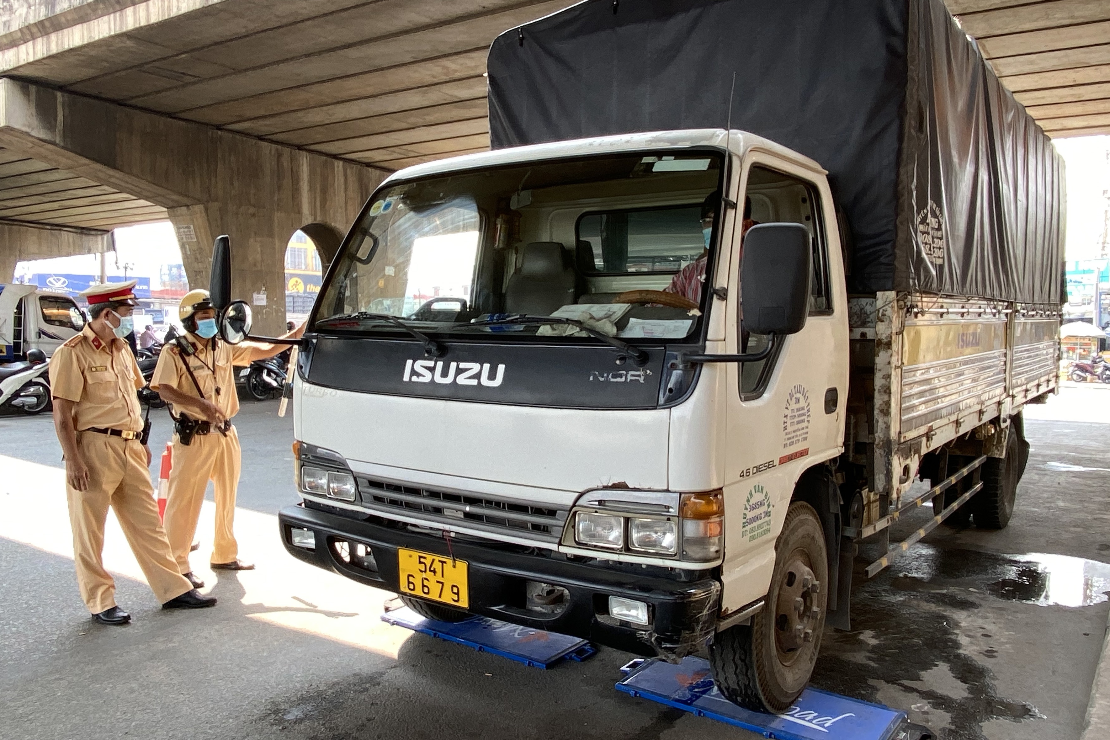 'Xe cho dung tai trong so khong du an' hinh anh