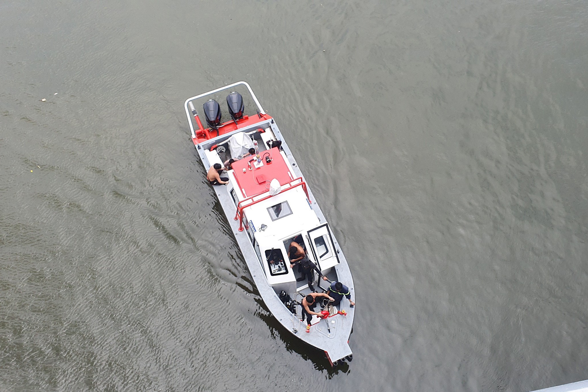 thanh nien nhay cau Sai Gon anh 1